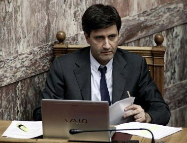 Ο απρόσκλητος επισκέπτης που... κατάφερε να αποσυντονίσει τον Γ. Χουλιαράκη και την Φ. Γεννηματά (βίντεο)